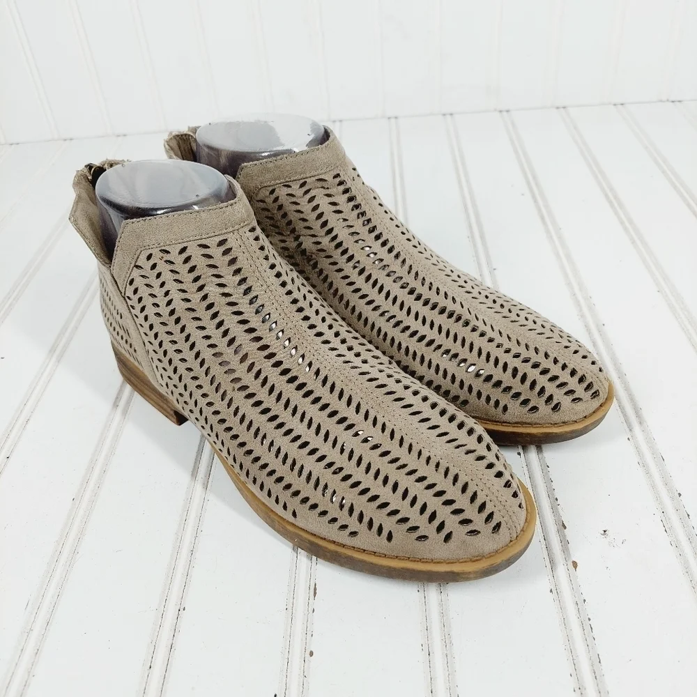 Reaction Kenneth Cole  Girls’ “Wild Fun” Sand Taupe Tan Ankle Bootie A6